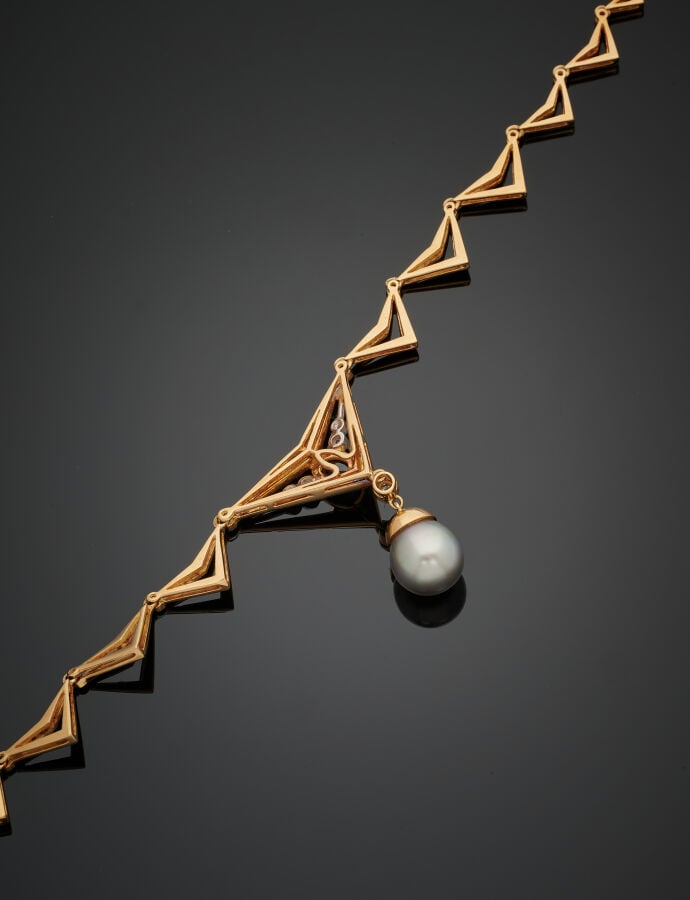 COLLIER géométrique en or jaune et or gris (750‰) ajourés, sertis de diamants t…