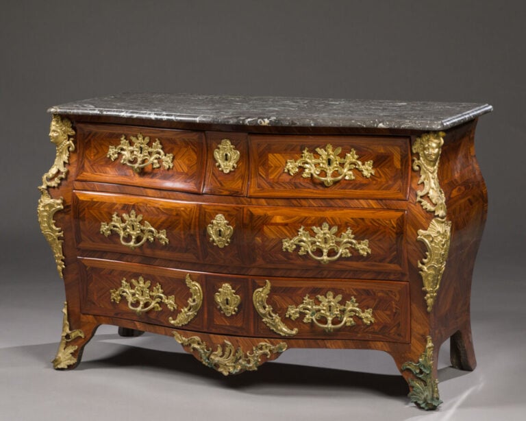 Commode dite « tombeau » - marquetée en quartefeuilles, - frisage et bois de vi…