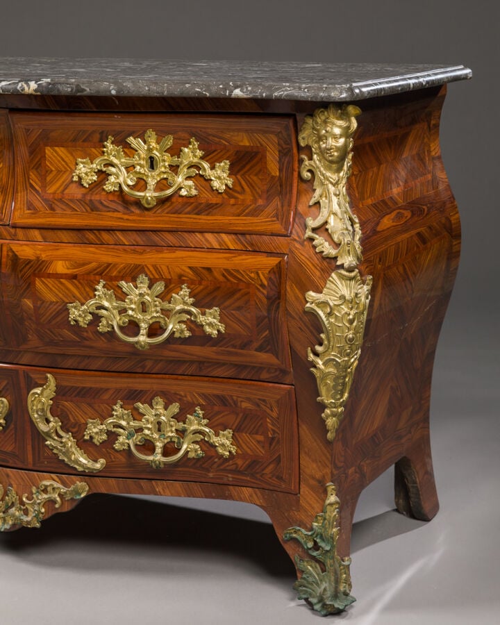 Commode dite « tombeau » - marquetée en quartefeuilles, - frisage et bois de vi…