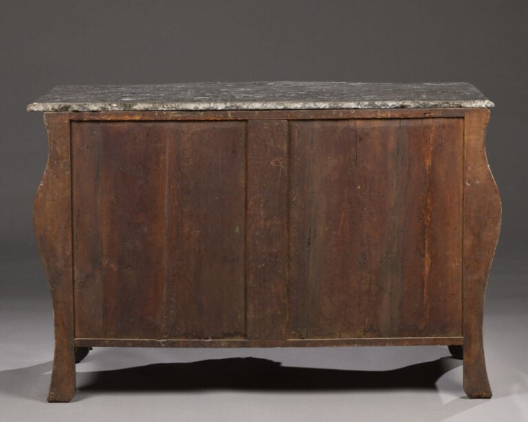 Commode dite « tombeau » - marquetée en quartefeuilles, - frisage et bois de vi…