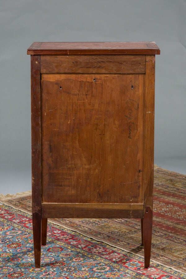 Commode étroite en bois de placage ouvrant par cinq tiroirs sur quatre rangs. -…