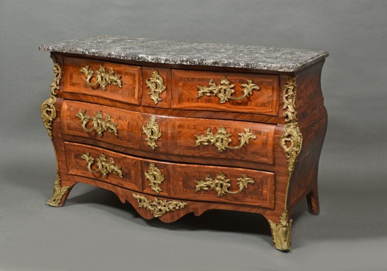 Commode galbée en bois de placage marqueté en frisage ouvrant à quatre tiroirs…