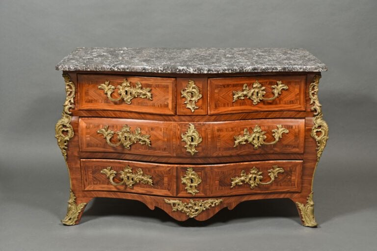 Commode galbée en bois de placage marqueté en frisage ouvrant à quatre tiroirs…