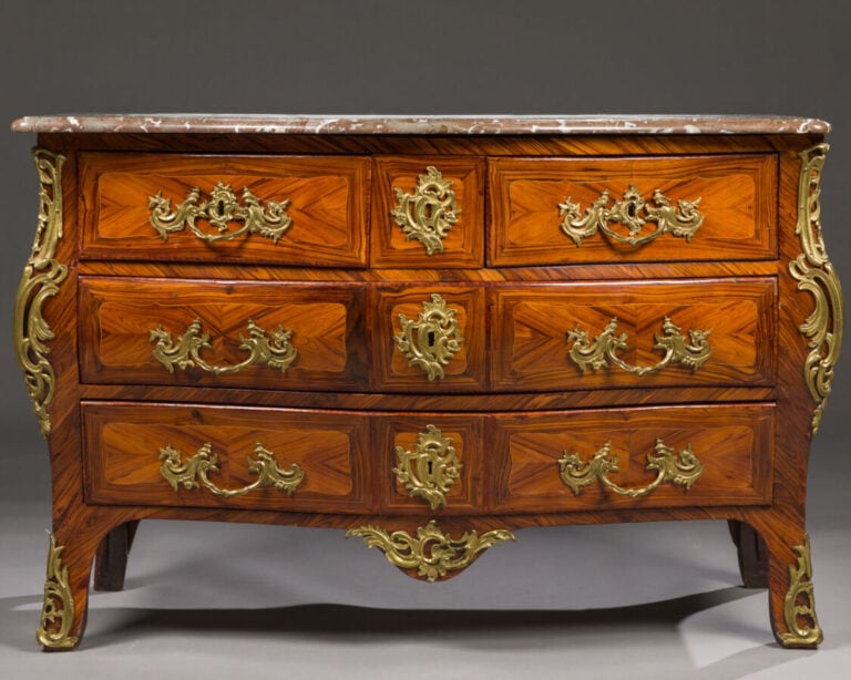 Commode galbée en placage de marqueterie ouvrant par quatre - tiroirs sur trois…