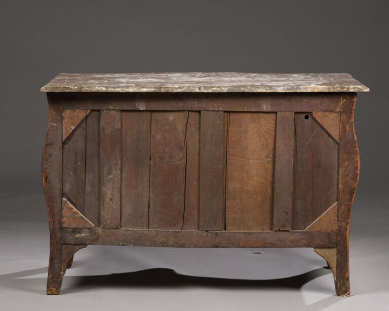 Commode galbée en placage de marqueterie ouvrant par quatre - tiroirs sur trois…