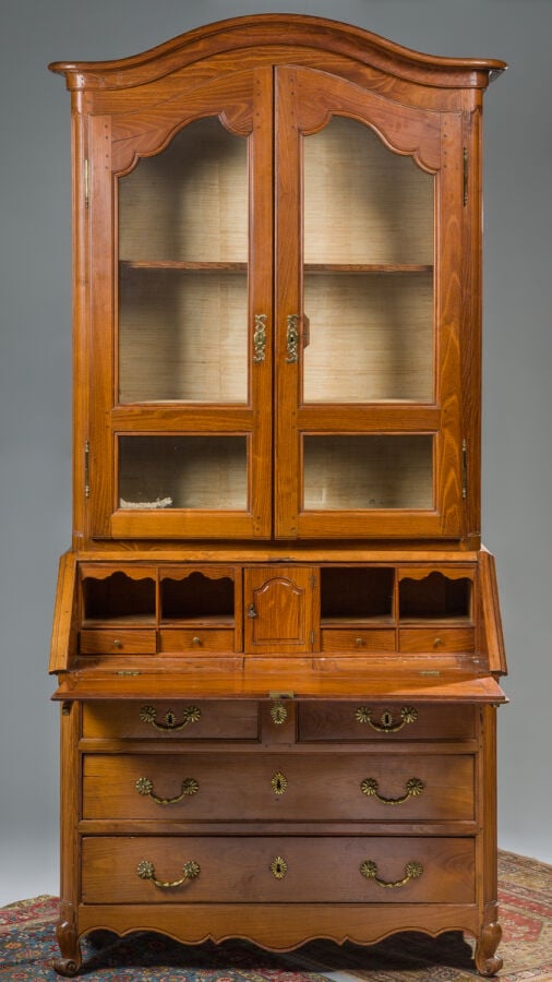 Commode scribanne en bois naturel formant vitrine à deux portes - en partie hau…