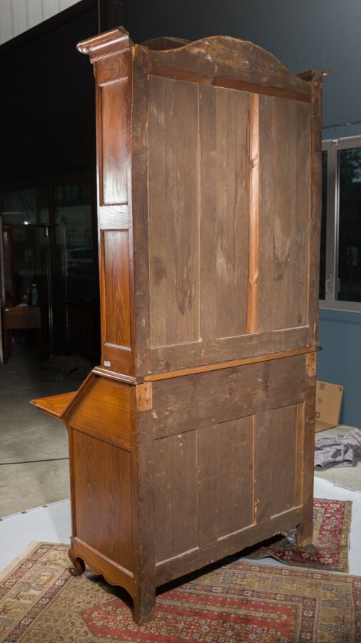 Commode scribanne en bois naturel formant vitrine à deux portes - en partie hau…