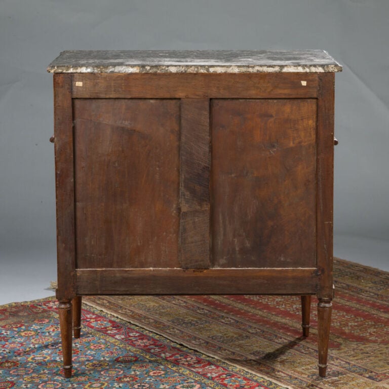 Commode trois tiroirs en acajou et placage d'acajou. - Dessus de marbre. - Epoq…
