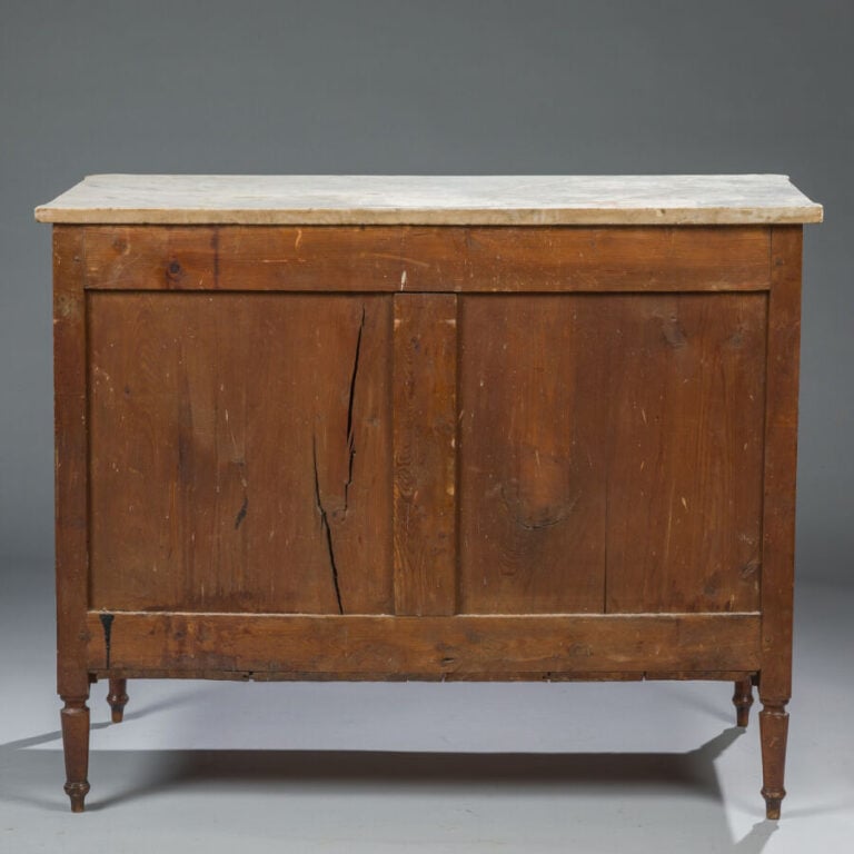 Commode trois tiroirs en bois de placage dessus - marbre blanc. - Style Louis X…