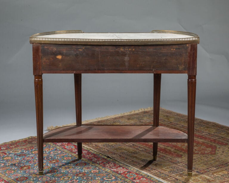 Console en acajou et placage d'acajou de forme demi-lune - reposant sur quatre…