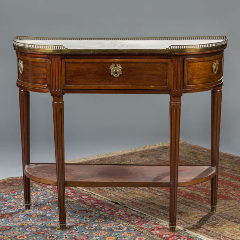 Console en acajou et placage d'acajou de forme demi-lune - reposant sur quatre…