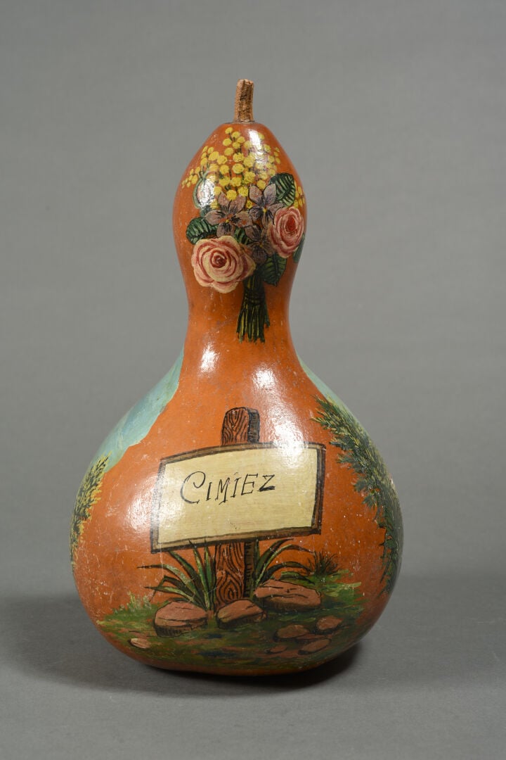 Cougourdon à décor peint polychrome figurant l'héroïne niçoise Catherine Ségura…