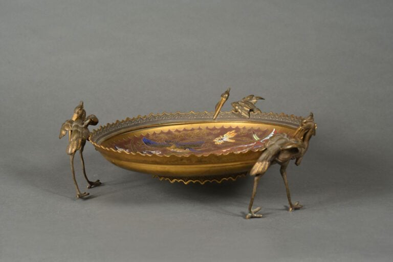 Dans le goût de la maison GIROUX - Coupe en bronze patiné et émaux cloisonnés p…