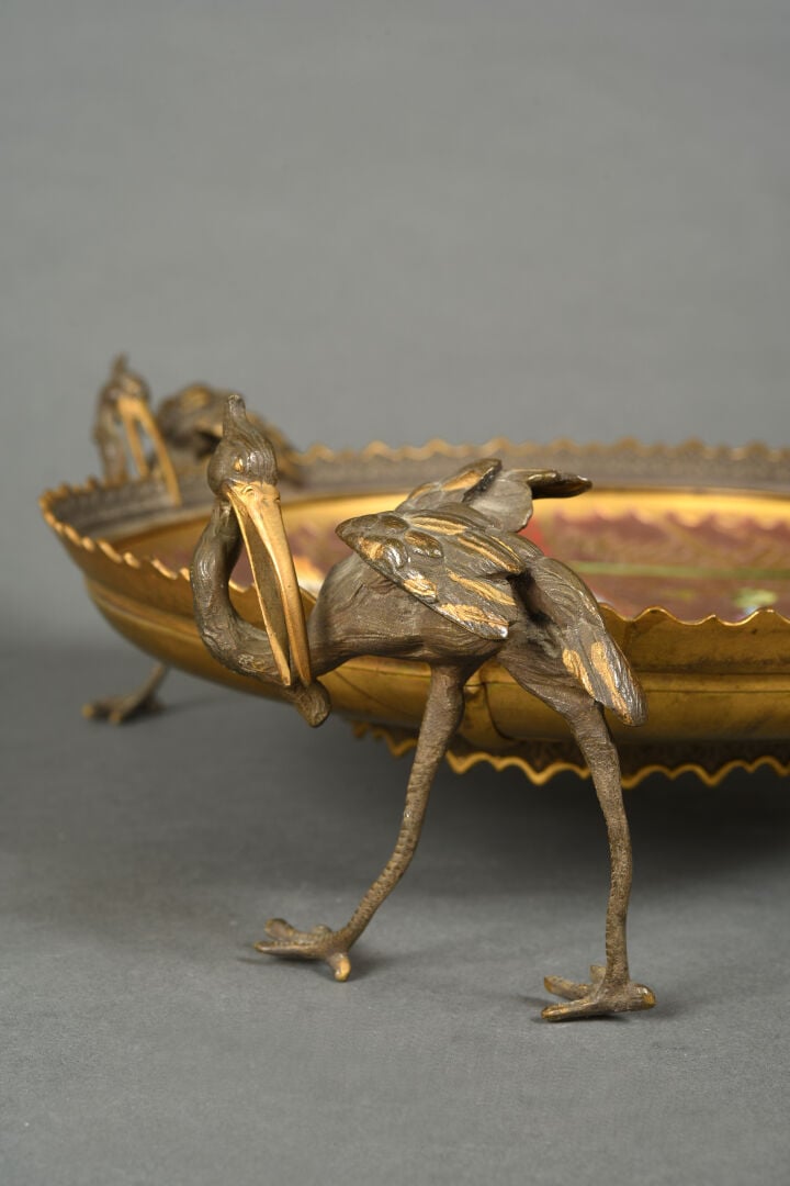 Dans le goût de la maison GIROUX - Coupe en bronze patiné et émaux cloisonnés p…
