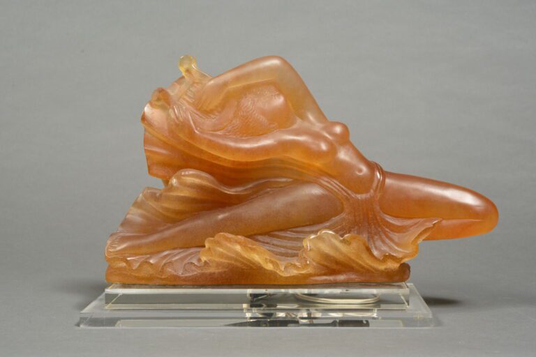 DAUM FRANCE et André DELUOL (1909-2003) - Isadora - Sculpture en pâte de verre…