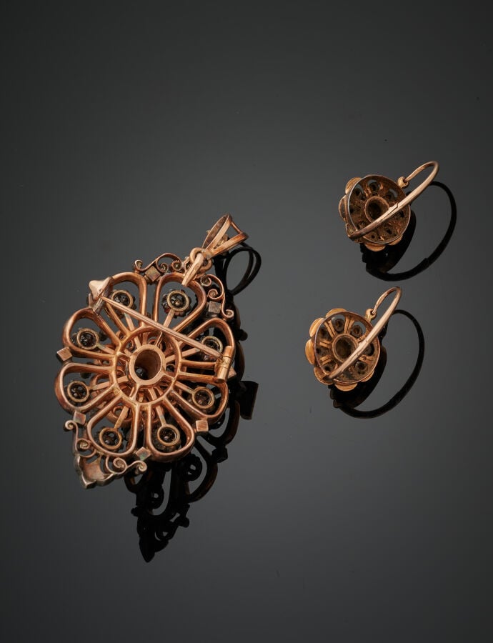 DEMI-PARURE « fleurs » en or rose (750‰) ajourés, sertis de diamants taille anc…