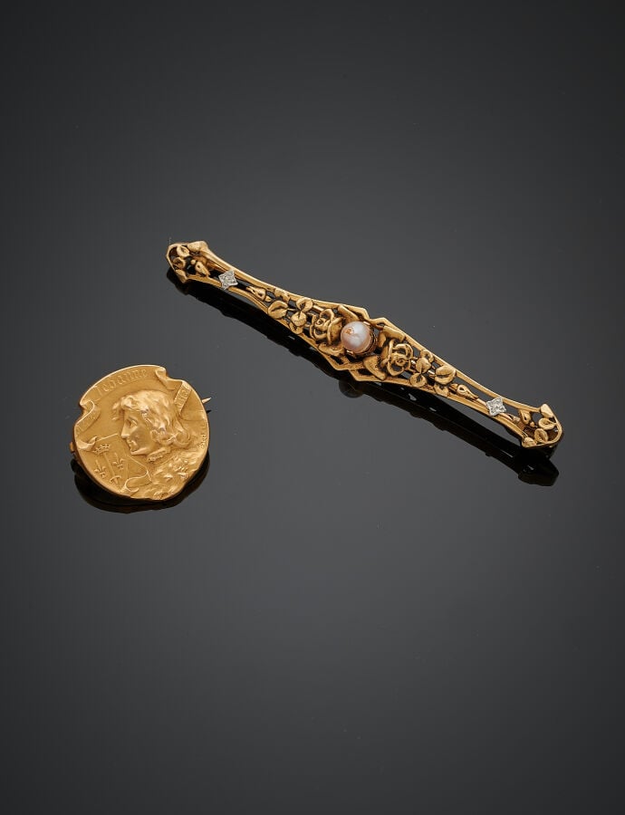 Deux BROCHES en or gris et or jaune (750‰) ajourés et ciselés, comprenant une b…