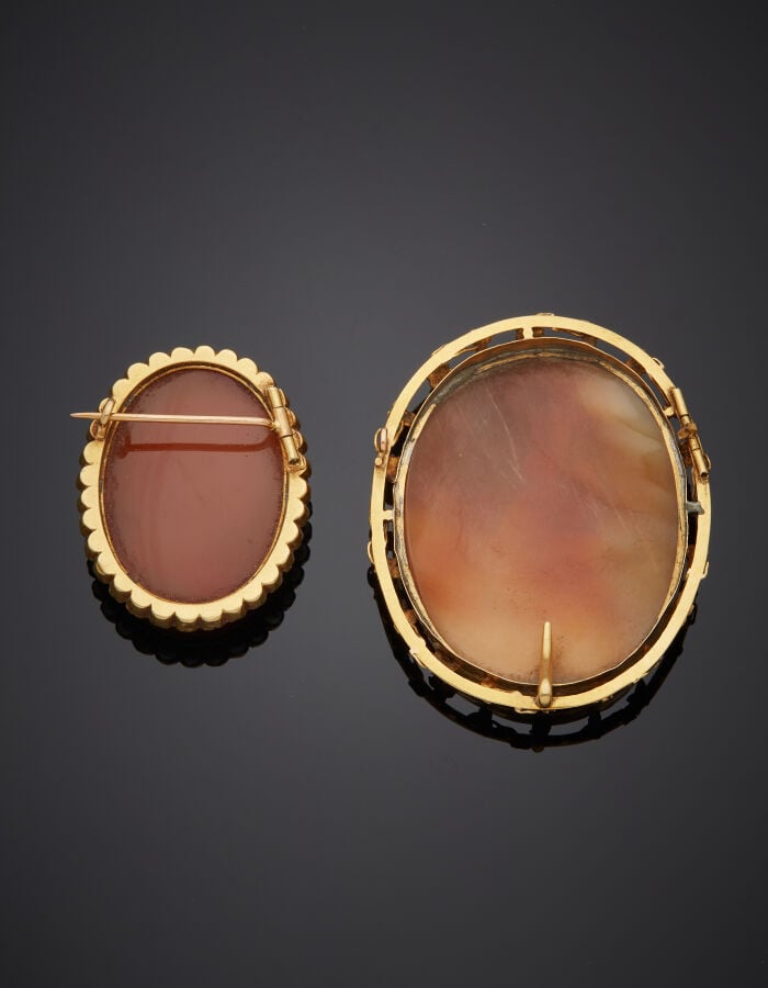 Deux BROCHES en or jaune (750‰) ciselé et ajouré serti : - - d'un camée coquill…