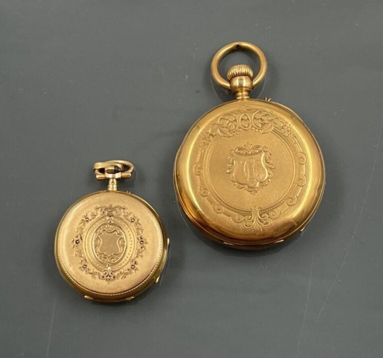 Deux MONTRES de POCHE en or jaune (750‰) ciselé et guilloché. Cadrans blancs, c…