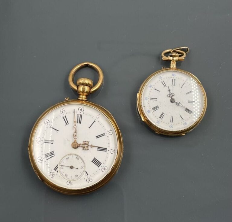 Deux MONTRES de POCHE en or jaune (750‰) ciselé et guilloché. Cadrans blancs, c…