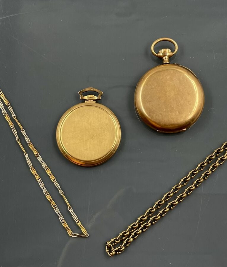 Deux MONTRES de POCHE en or jaune (750‰) uni. Chiffres arabes, chemins de fer,…