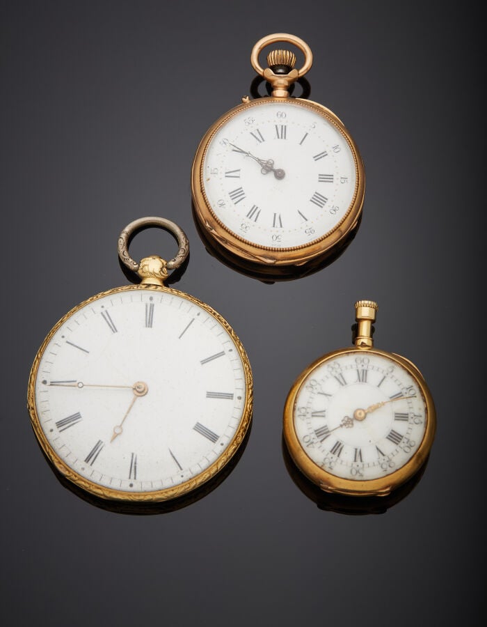 Deux MONTRES de POCHE en or jaune et or rose (750%) ciselé, guilloché et monogr…