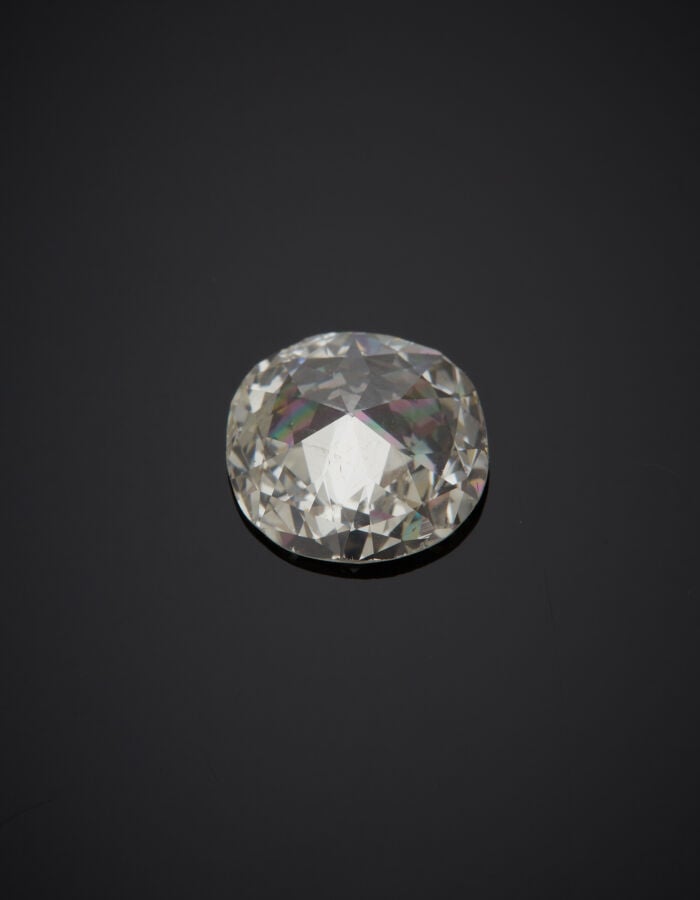 DIAMANT taille coussin pesant 1,63 carat. Chocs. - Accompagné d'un rapport d'an…