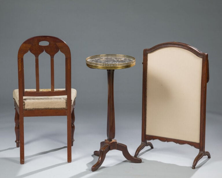 Ecran de cheminée recouvert de tapisserie - On joint : - - une paire de chaises…