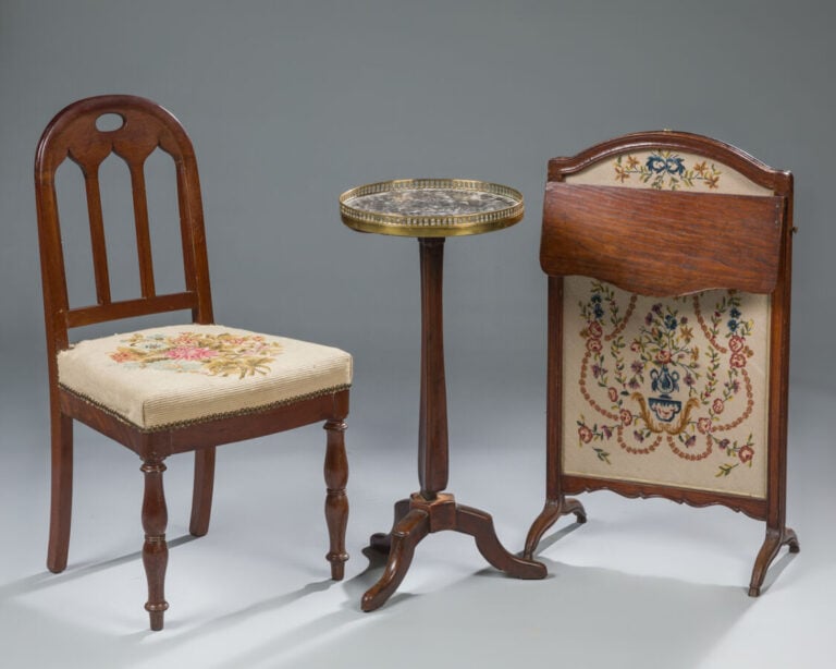 Ecran de cheminée recouvert de tapisserie - On joint : - - une paire de chaises…
