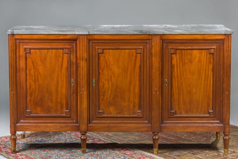 Enfilade en acajou et placage d'acajou ouvrant par - trois vantaux et trois tir…