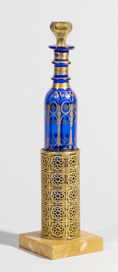 Flacon à eau de mélisse en cristal bleu à décor « cathédrale » d'arcades et fil…