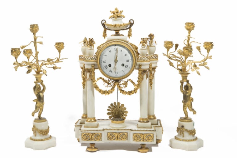 Garniture de cheminée en marbre blanc et - bronze doré comprenant pendule porti…