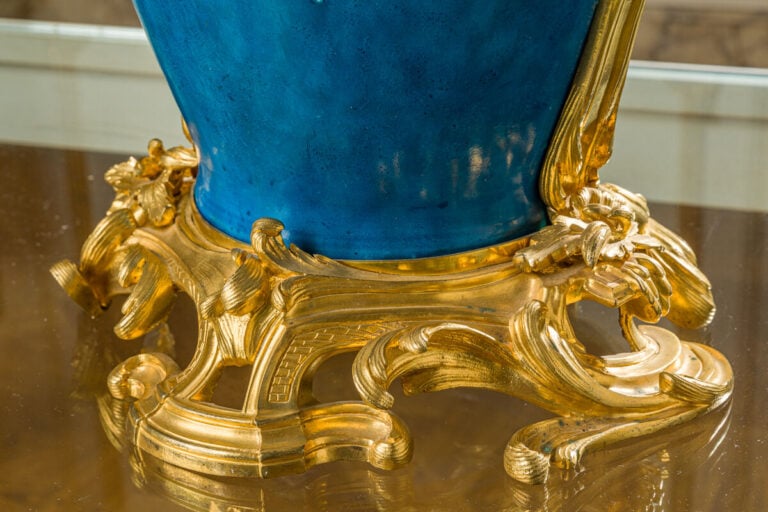 Grand vase de forme balustre en porcelaine bleue lapis à monture - rocaille de…