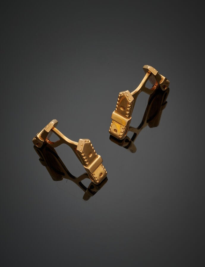 HERMES - Paire de BOUTONS de MANCHETTE « ceintures » en or jaune (750‰) ciselé.…