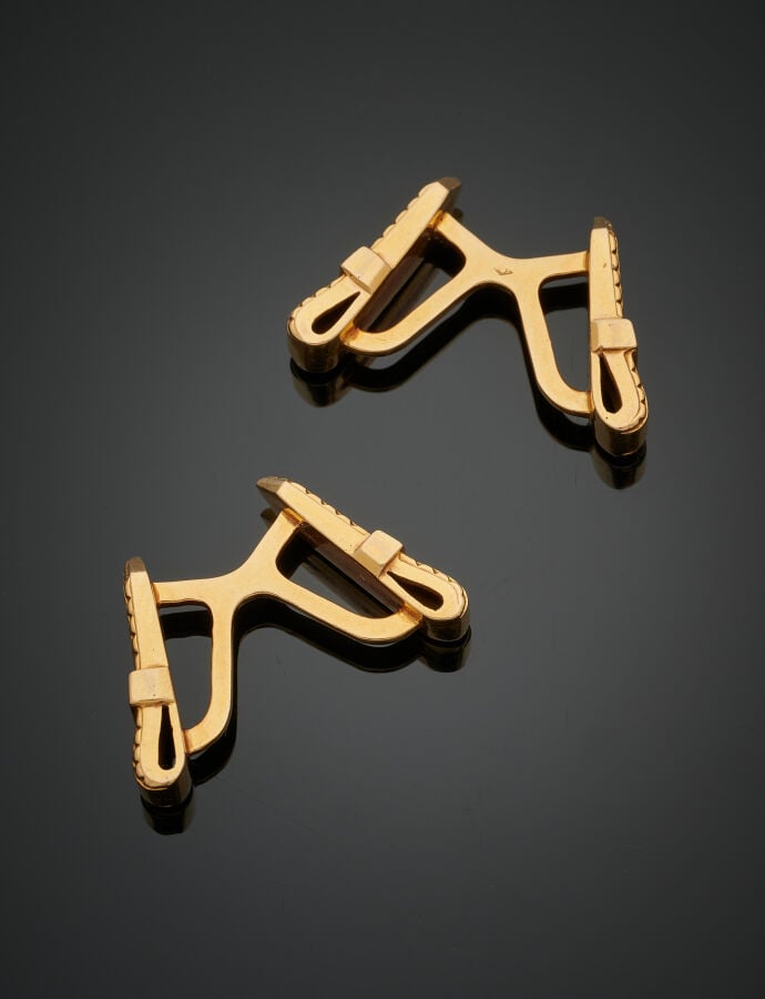 HERMES - Paire de BOUTONS de MANCHETTE « ceintures » en or jaune (750‰) ciselé.…