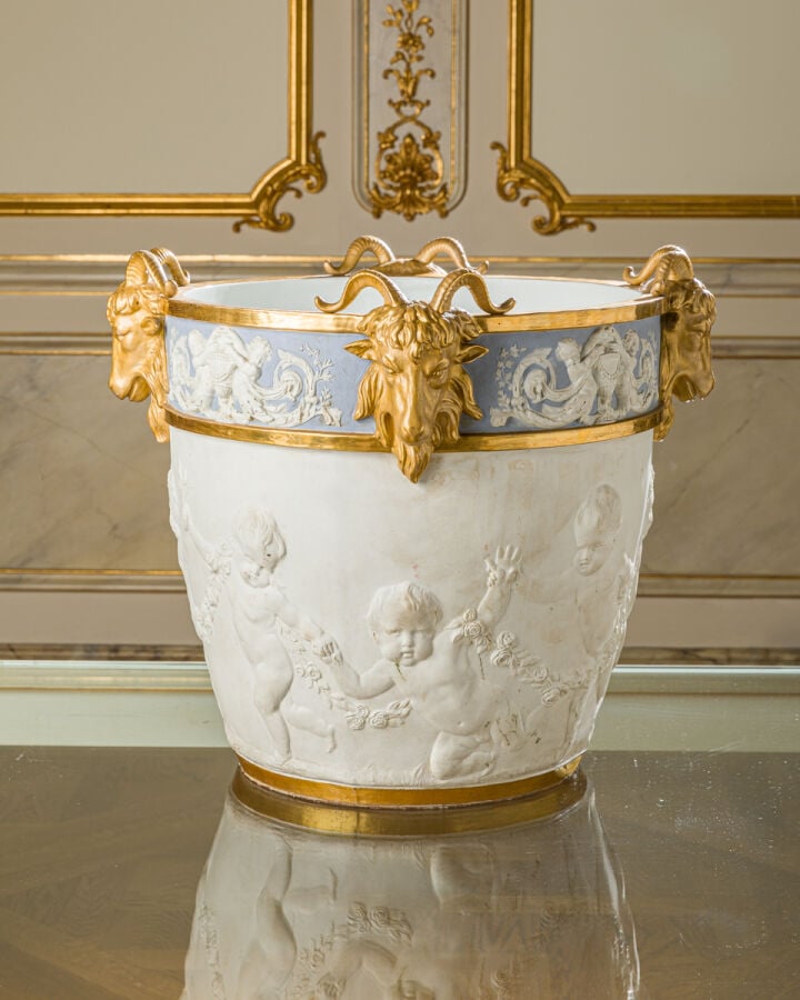 Important cache-pot en porcelaine ; de forme - tronconique, il est à décor de p…