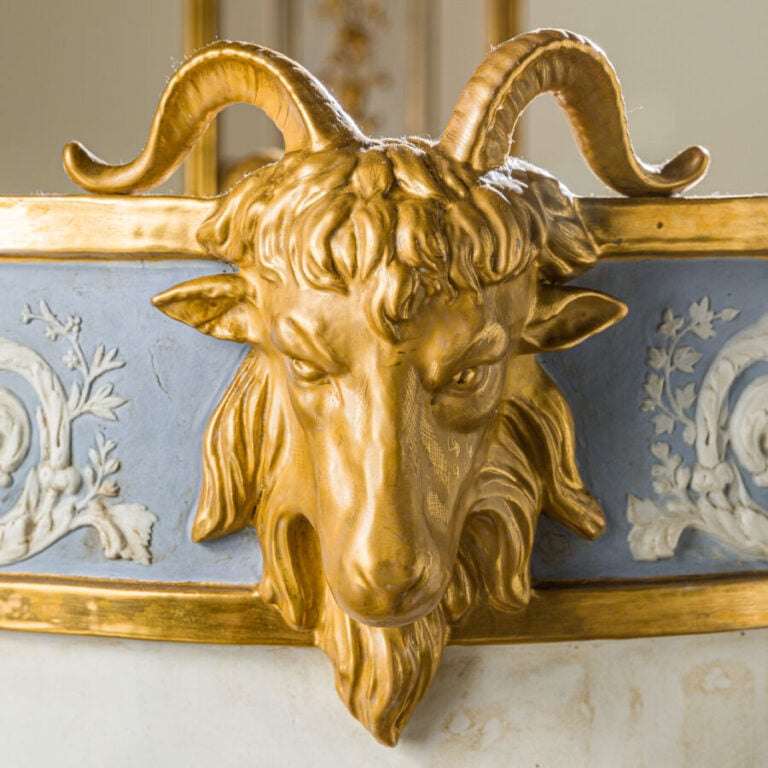 Important cache-pot en porcelaine ; de forme - tronconique, il est à décor de p…
