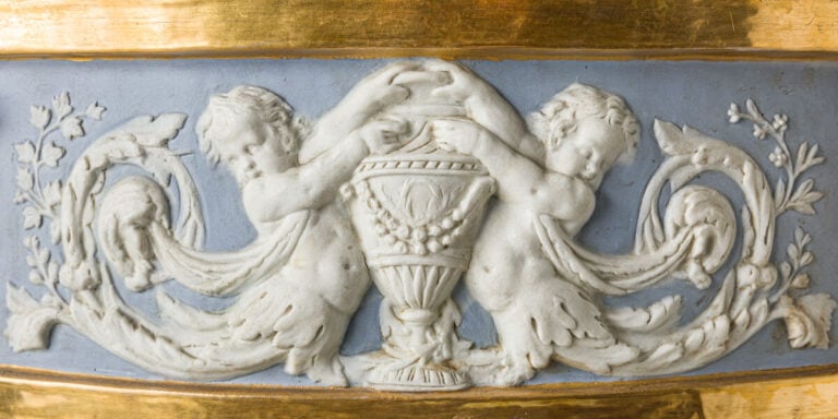 Important cache-pot en porcelaine ; de forme - tronconique, il est à décor de p…