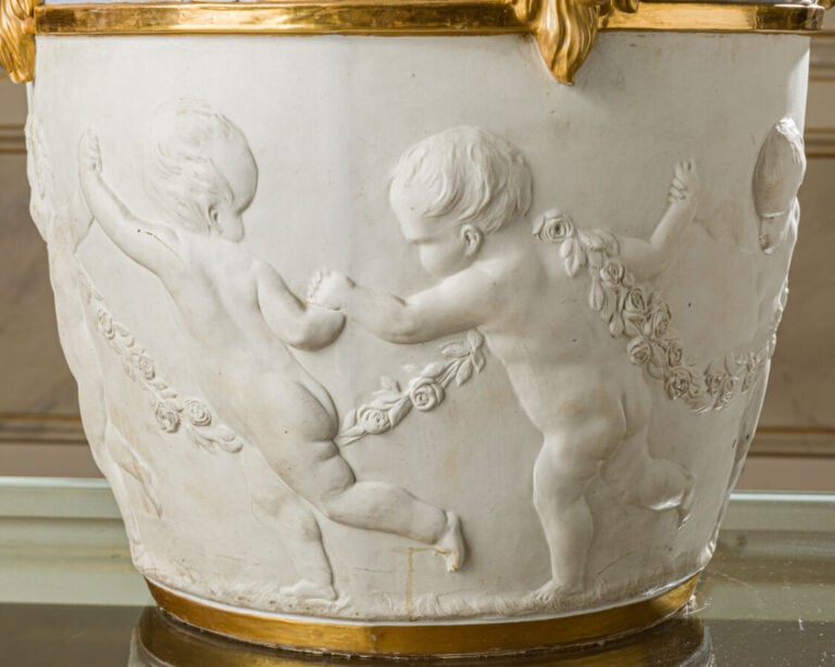 Important cache-pot en porcelaine ; de forme - tronconique, il est à décor de p…