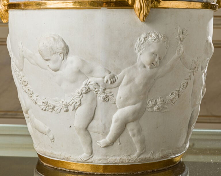 Important cache-pot en porcelaine ; de forme - tronconique, il est à décor de p…