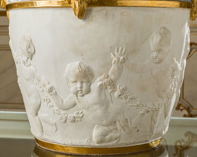 Important cache-pot en porcelaine ; de forme - tronconique, il est à décor de p…