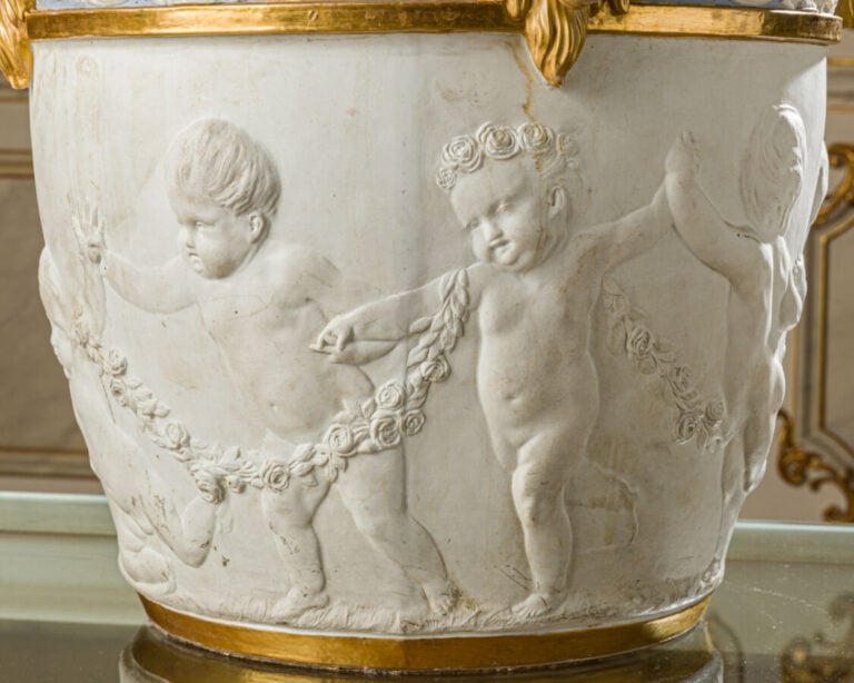 Important cache-pot en porcelaine ; de forme - tronconique, il est à décor de p…