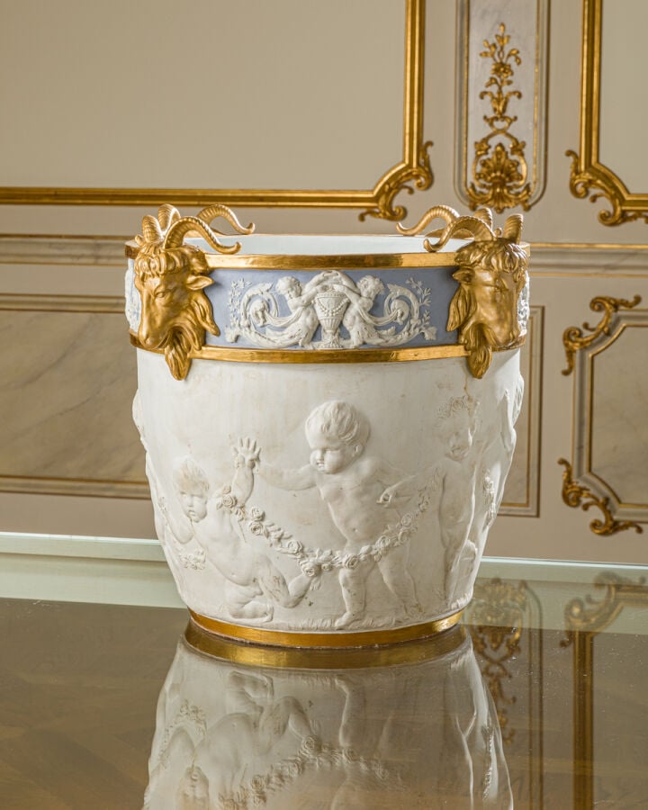 Important cache-pot en porcelaine ; de forme - tronconique, il est à décor de p…