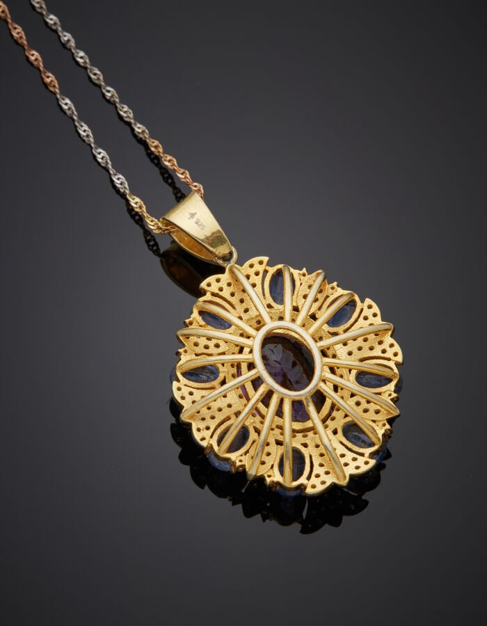 important PENDENTIF ovale et sa chaînette en vermeil et argent noirci (925‰) se…