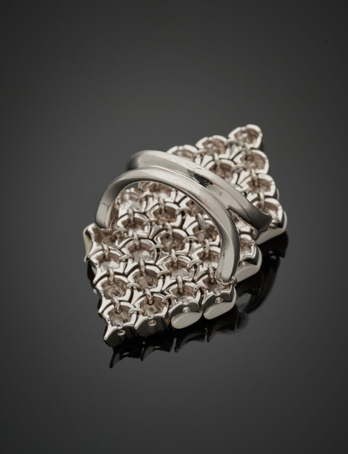 Importante BAGUE « écaille » semi-articulée en or gris (750‰) ajouré, serti de…