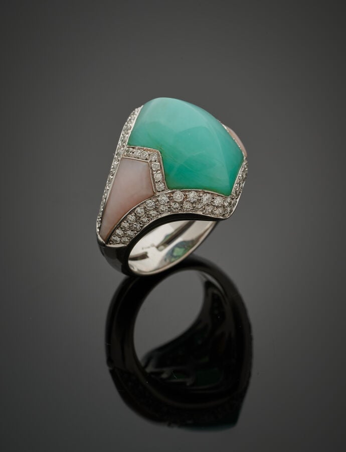 Importante BAGUE géométrique en or gris (750‰) serti de diamants taille brillan…