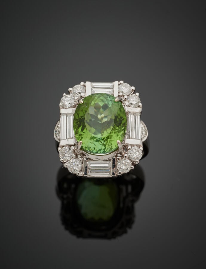Importante BAGUE octogonale en or gris (750‰) centrée d'une tourmaline verte de…
