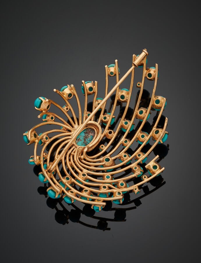 Importante BROCHE « tourbillon » en or jaune (750‰) ajouré, orné de turquoises…