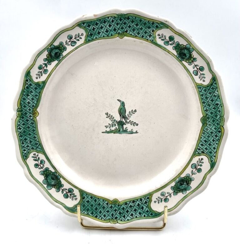 ITALIE - Une assiette décorée en camaïeu vert d'un oiseau au centre et - de rés…