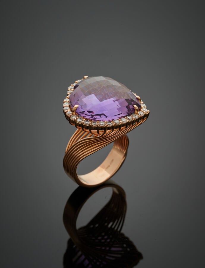 ITITOLI - Importante BAGUE « coeur » en fils d'or rose (750‰) serti d'une améth…